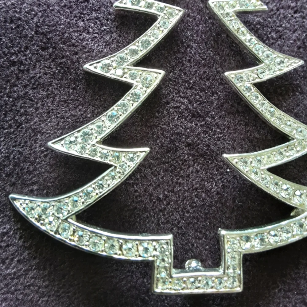EISENBERG ICE Large Sparkling Crystal Christmas Tree Silhouette Brooch